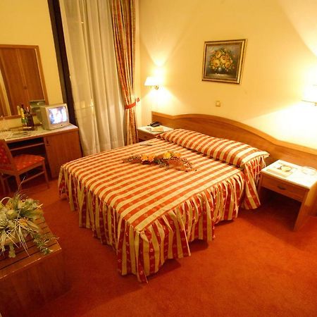 Hotel Dinara ลิฟโน ภายนอก รูปภาพ