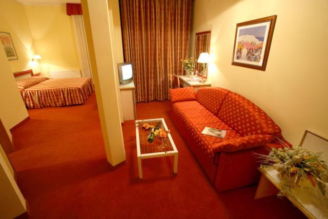 Hotel Dinara ลิฟโน ภายนอก รูปภาพ