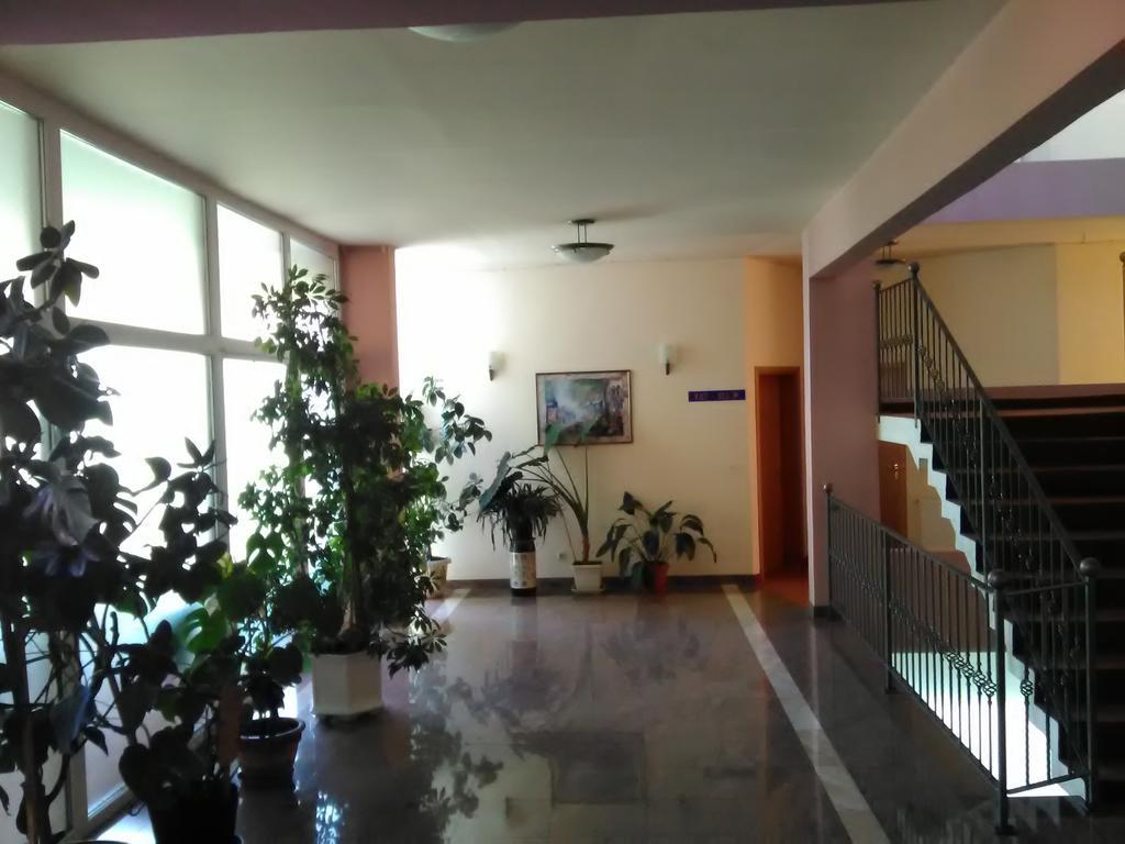 Hotel Dinara ลิฟโน ภายนอก รูปภาพ