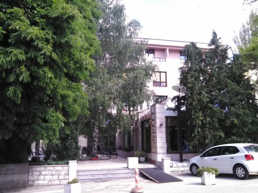 Hotel Dinara ลิฟโน ภายนอก รูปภาพ