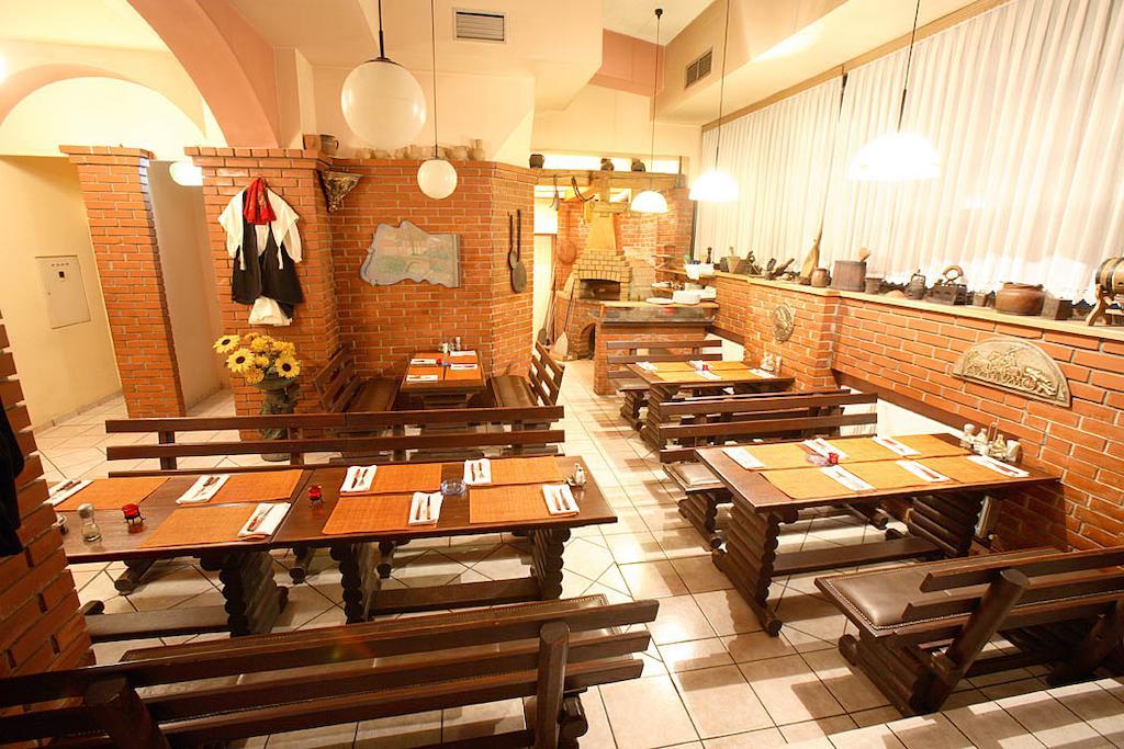 Hotel Dinara ลิฟโน ภายนอก รูปภาพ