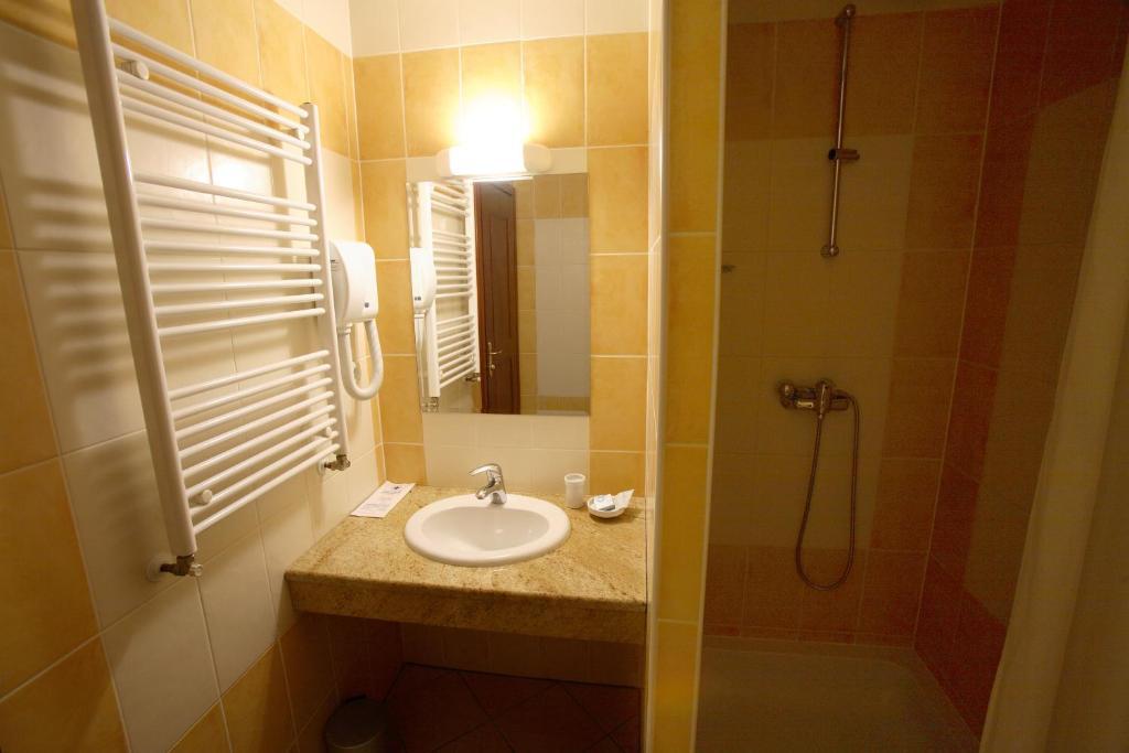 Hotel Dinara ลิฟโน ภายนอก รูปภาพ