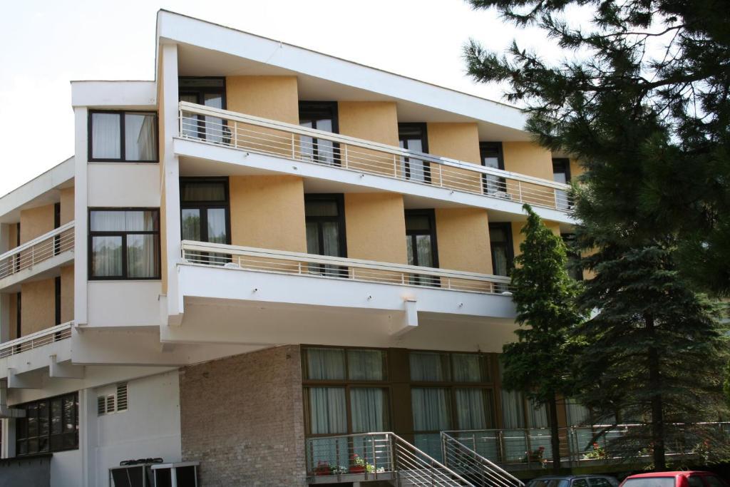 Hotel Dinara ลิฟโน ภายนอก รูปภาพ